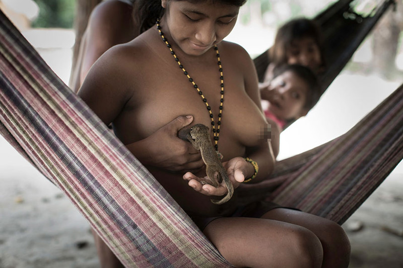 Удивительные фотографии исчезающего племени Ава, женщины которого грудью вскармливают животных  