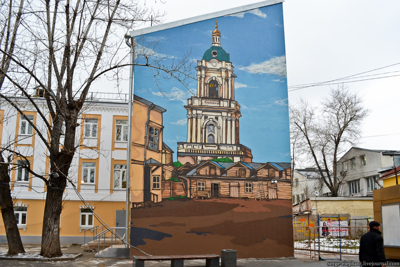 Новый рисунок на фасаде дома появился около станции метро Новокузнецкая