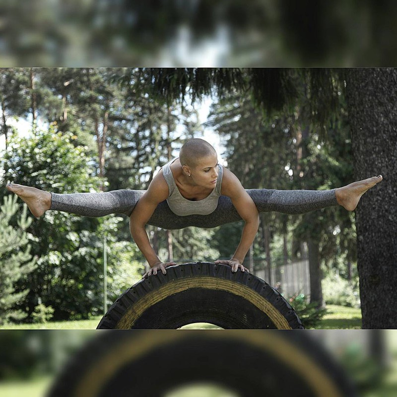 Откровенные позы йоги сделали российскую многодетную маму звездой Instagram*