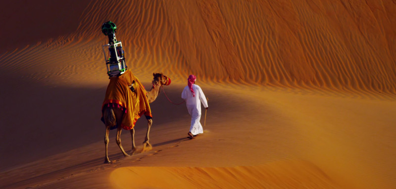 3. Верблюд с установленной на нём камерой Google Street View снимает панорамы пустыни.