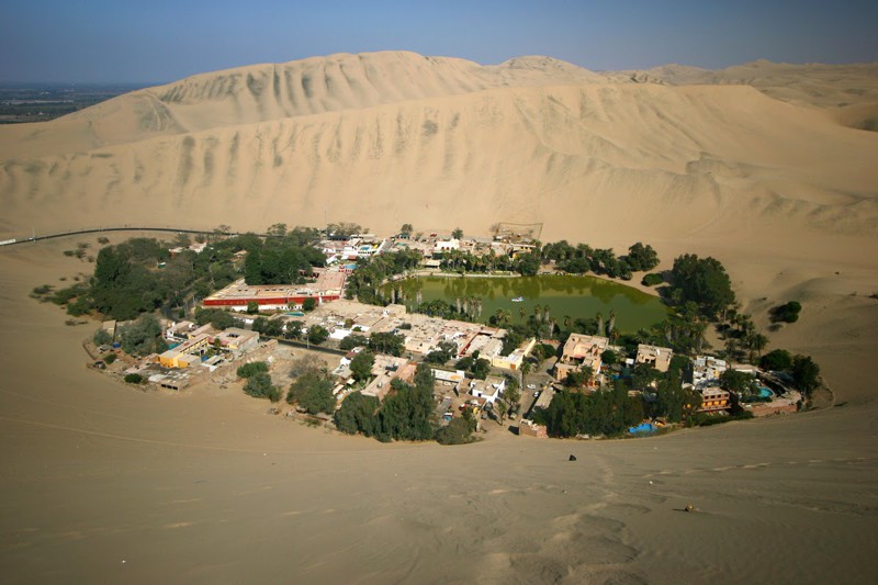 17. Оазис Уакачина с населением 200 человек посреди пустыни в Перу.