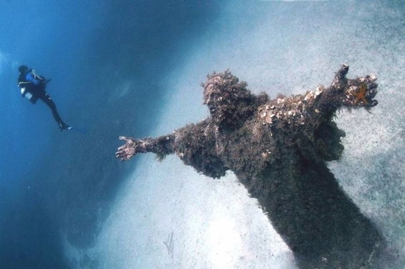 16. Статуя Иисуса под водой у берегов Италии.