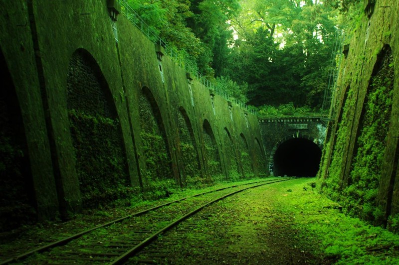 13. Заброшенный железнодорожный тоннель во Франции.