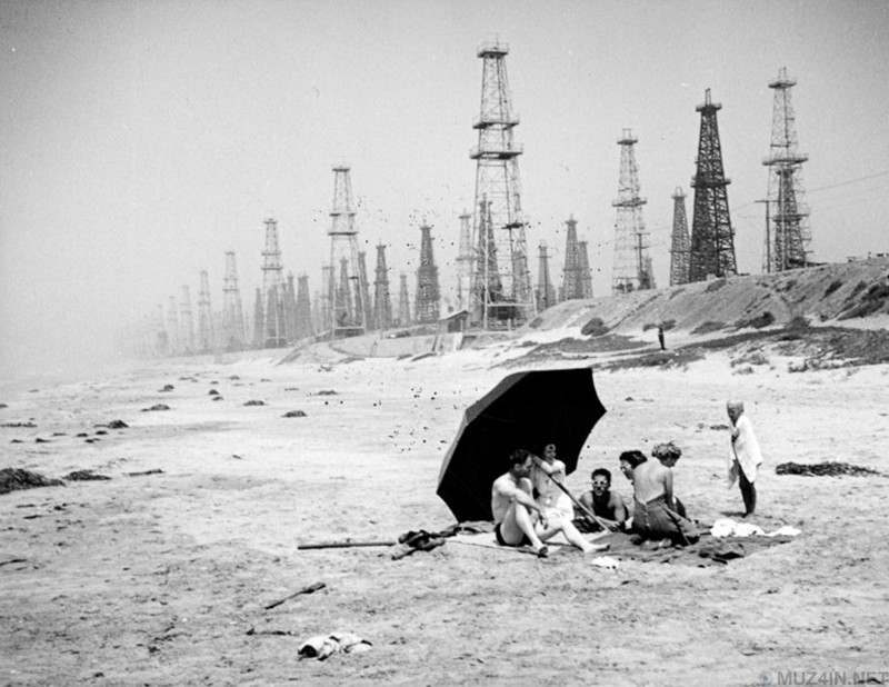 1920-1953: Нефтяная лихорадка Венецианский пляж, Марина-Дель-Рей, Калифорния, США