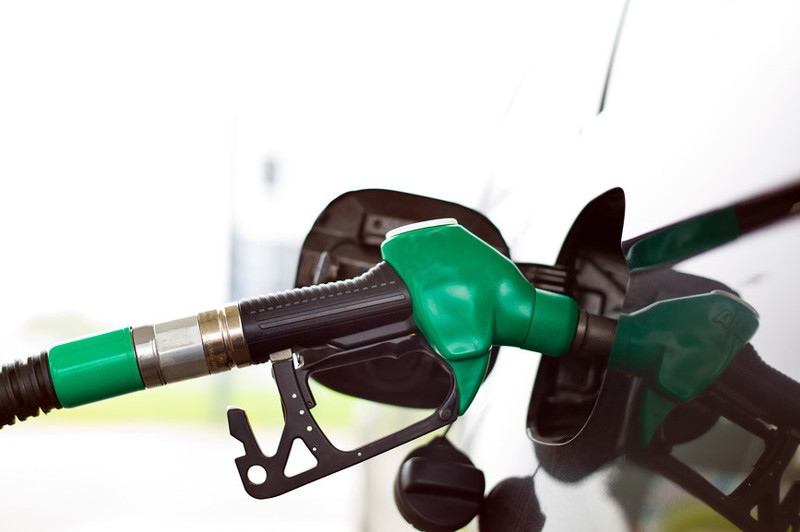 Цены на бензин в России почти сравнялись с американскими