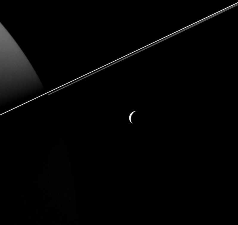 «Кaccини» сделал фото полумесяца Тефии на фоне колец Сатурна