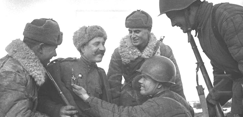 Боец РККА с Георгиевским крестом среди своих товарищей