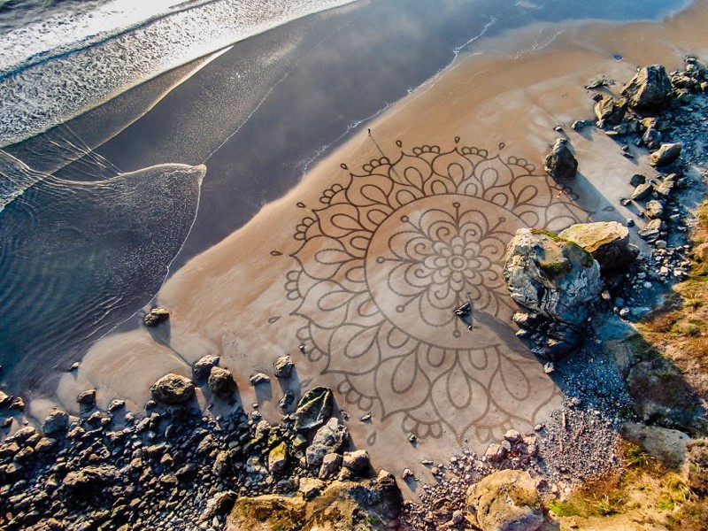 На создание рисунков на песке его вдохновил фестиваль Burning Man 