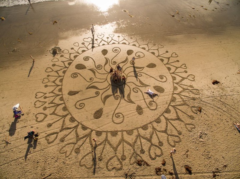 Посетив фестиваль Burning Man, этот мужчина уволился с работы и уже более 10 лет рисует на песке