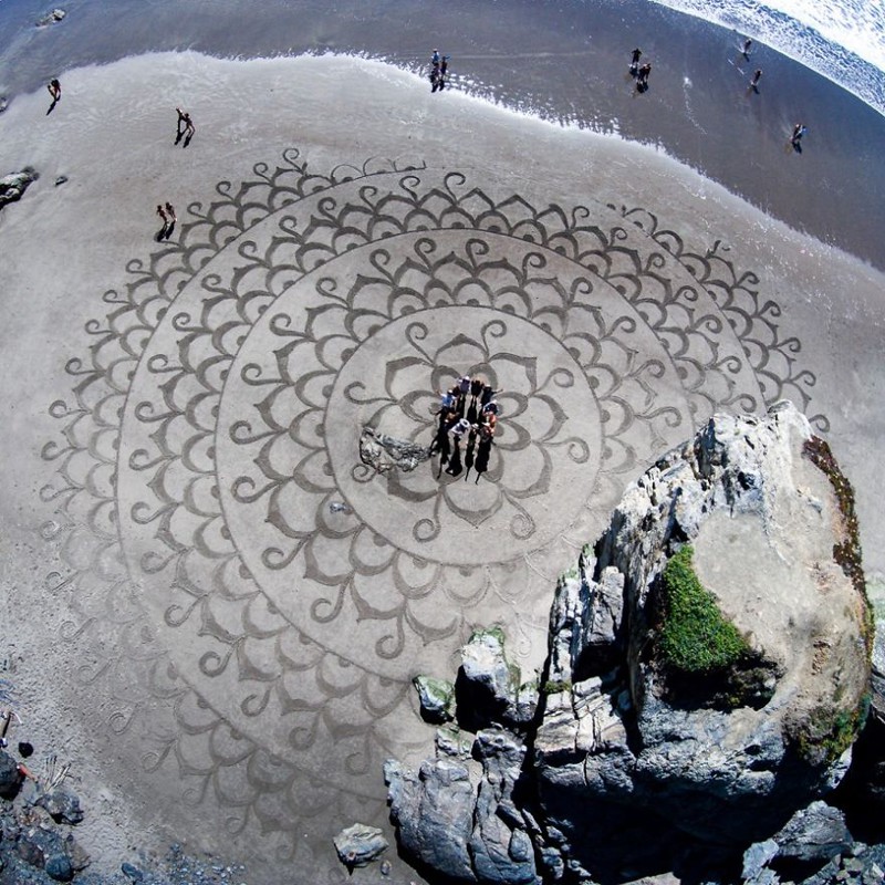Посетив фестиваль Burning Man, этот мужчина уволился с работы и уже более 10 лет рисует на песке