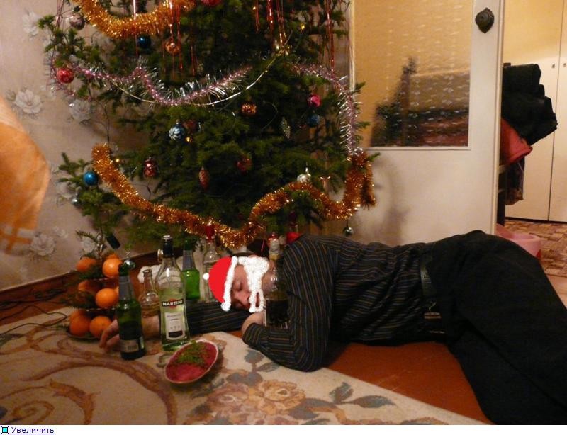 Подружка сама легла под елочку в качестве новогоднего подарка