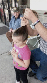 папа делает причёску