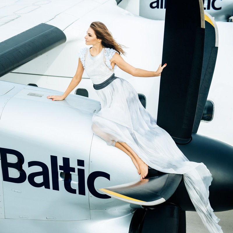 Стюардессы без формы: свежий календарь авиакомпании airBaltic