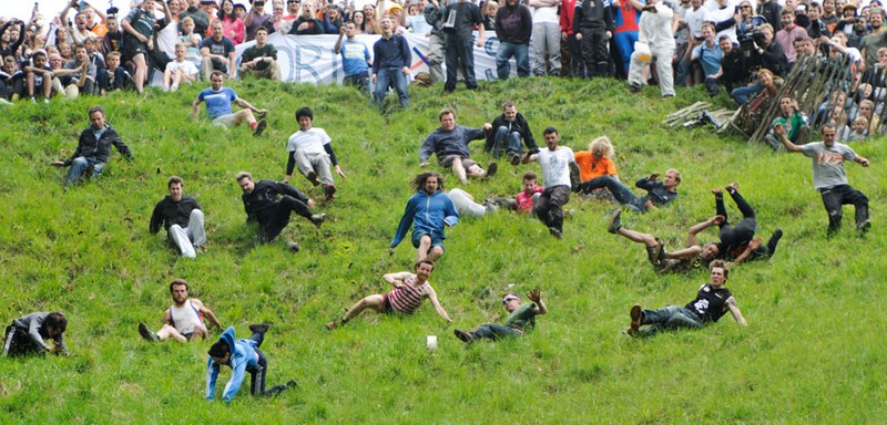 7. Катание сыров (Cheese rolling).