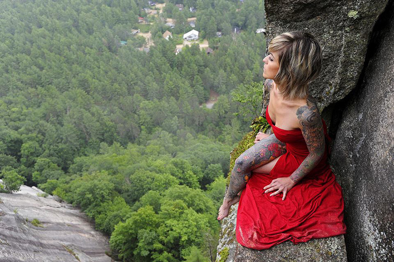 Экстремальная свадебная фотосессия на небольшом уступе скалы на высоте 100 метров