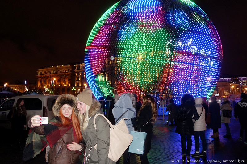 17-метровый новогодний шар на Манежной площади