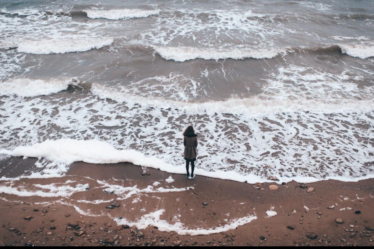 Грустью море не вычерпаешь. Море грусть. Одинокие люди живут у моря. Человек в покое. Оставьте мутную воду в покое.