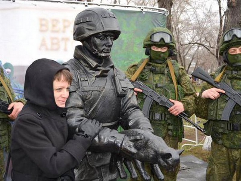 В Крыму выбрали проект памятника "вежливым людям"