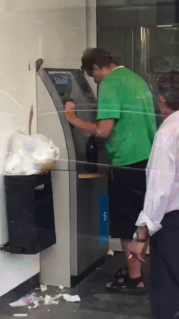 3. Самый трагический поход к банкомату