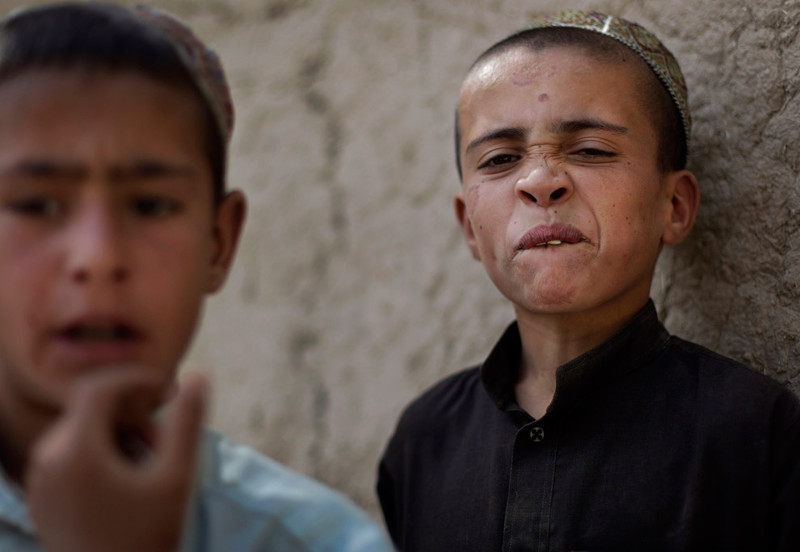 Афганские мальчишки в районе Панджваи, 1 июня 2010.