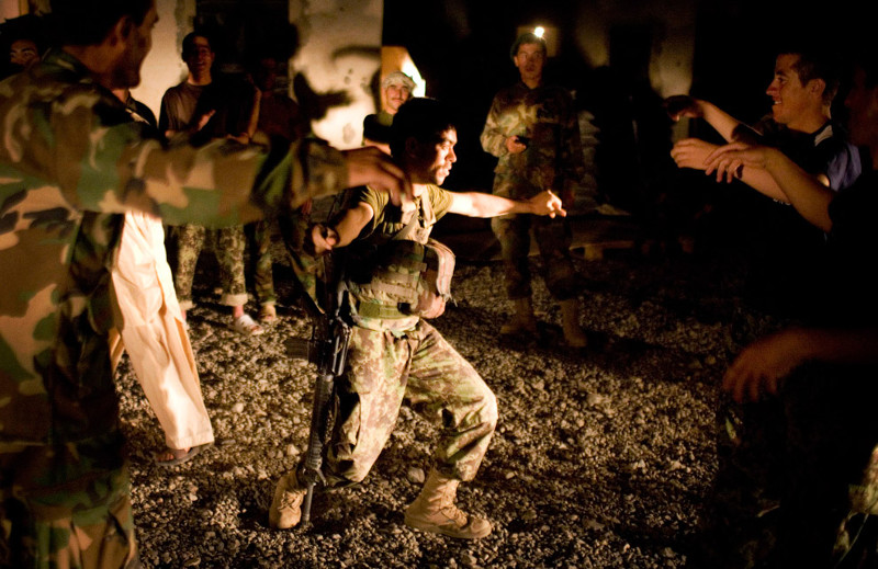 Афганские солдаты танцуют и празднуют Ид аль-Фитр, который знаменует собой окончание священного месяца Рамадан, 10 сентября 2010.