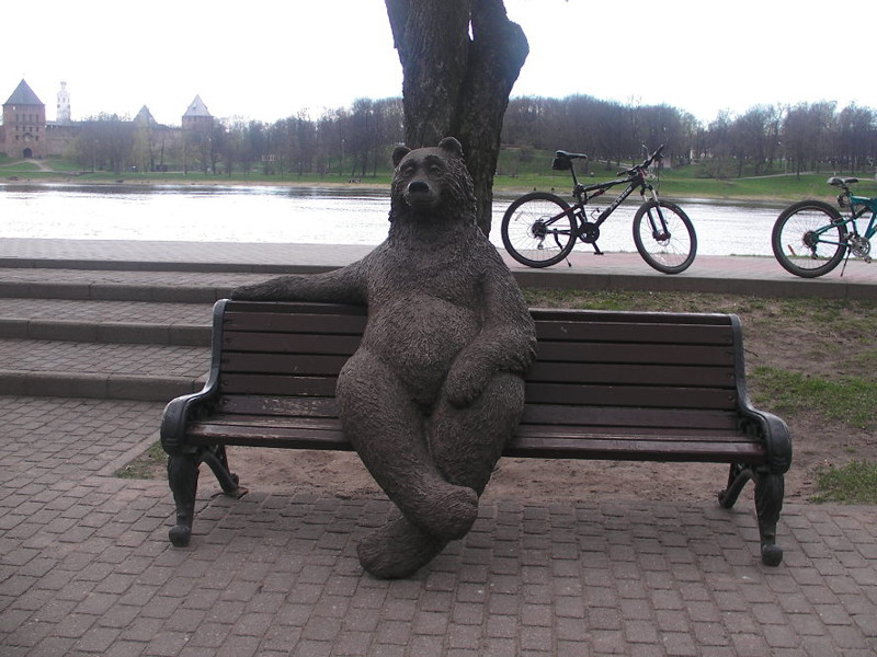 Интересные памятники и скульптуры медведей