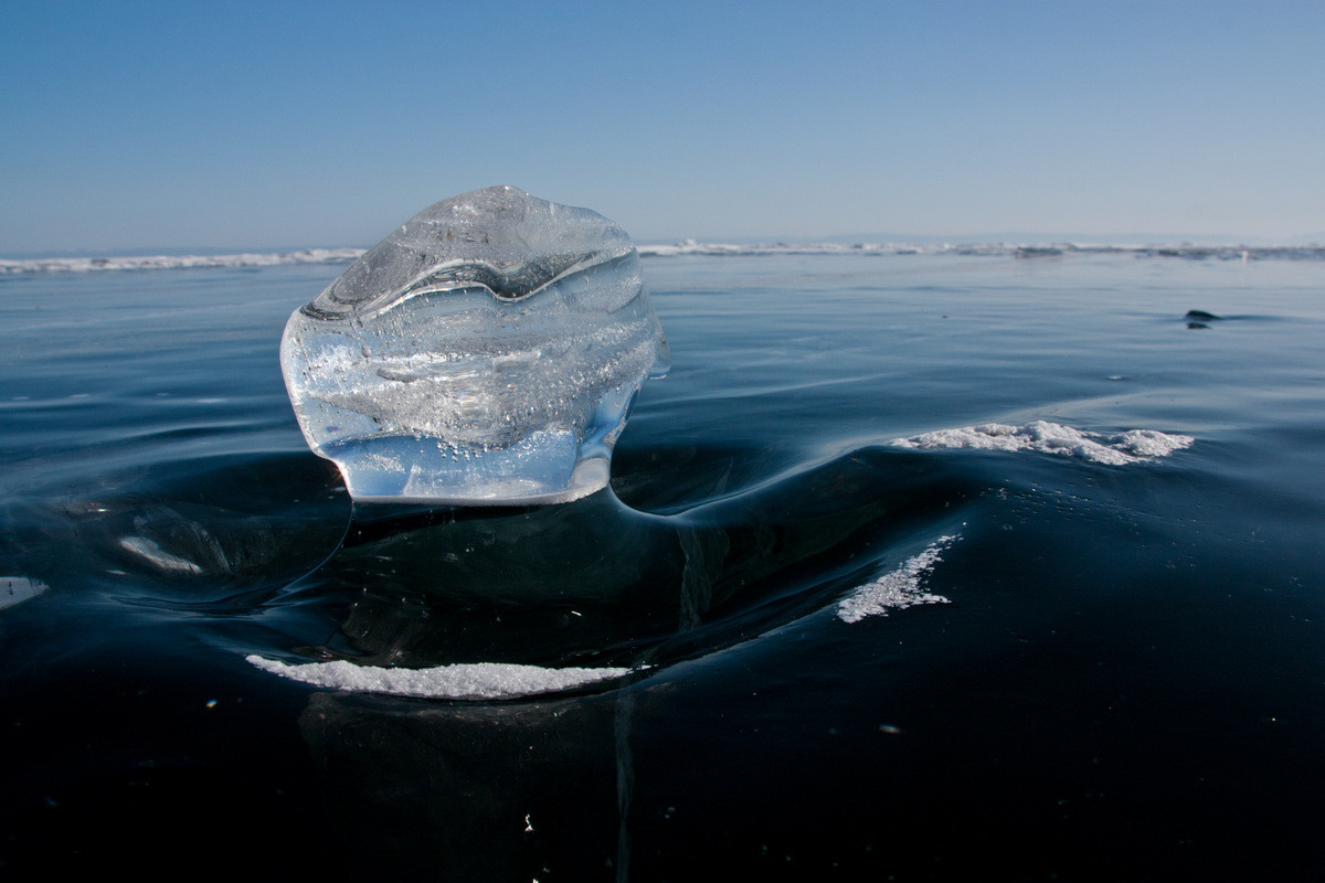 Океан покрытый льдом. Замерзшее озеро Байкал. Замерзший лед Байкал. Лед Байкала. Лед на озере.