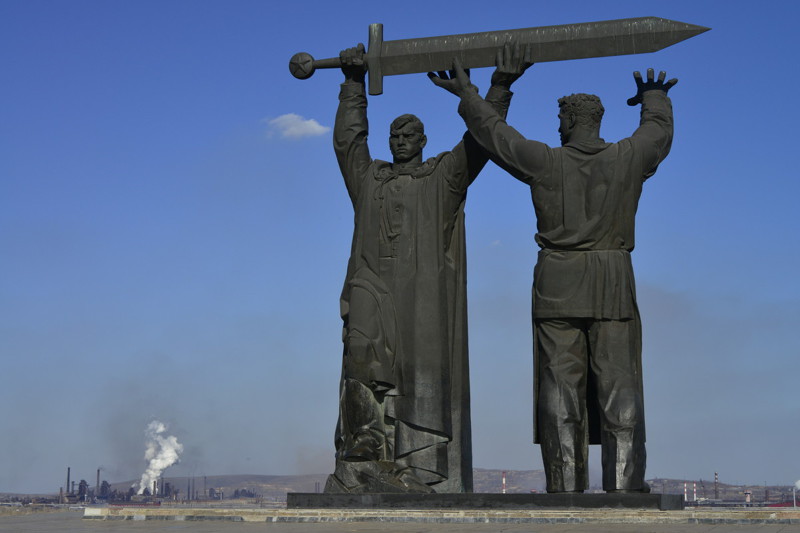 Первая часть "Тыл - фронту" стоит в Магнитогорске, где ковали меч Победы. На нём рабочий передаёт меч солдату.