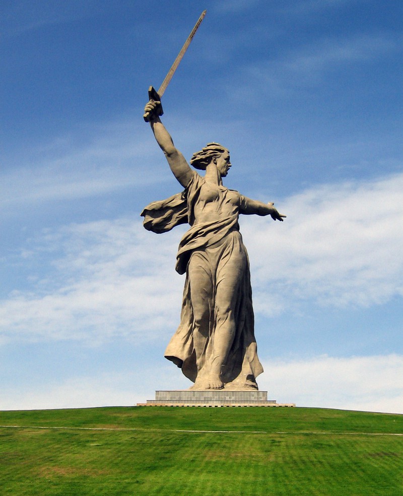 Родина - мать символизирует, то, что меч был поднят в Сталинграде.