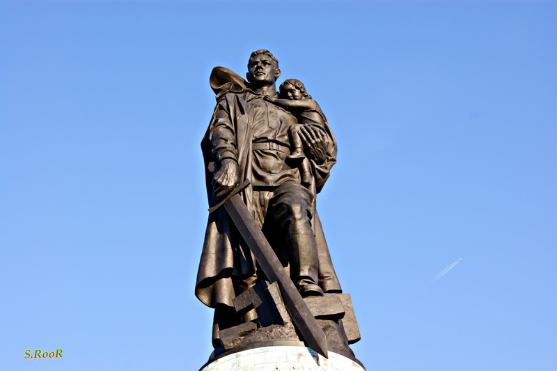 А третий монумент "Воин - освободитель" опустил этот меч в Берлине.