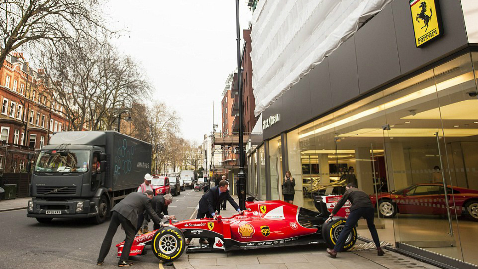 Лучший в мире дилер Ferrari получил в подарок болид Формулы-1