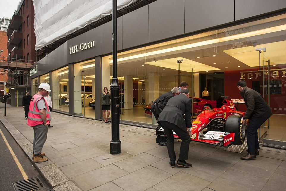 Лучший в мире дилер Ferrari получил в подарок болид Формулы-1