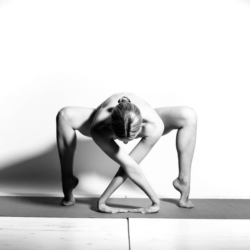 Йога без одежды: любуемся обнажённым женским телом в Инстаграме