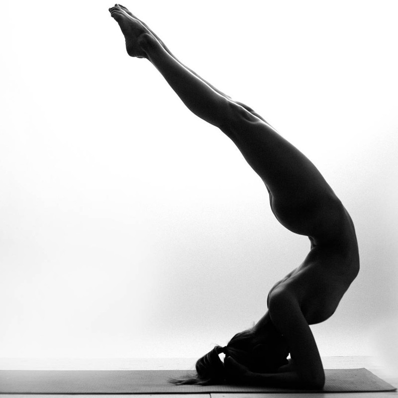 Йога без одежды: любуемся обнажённым женским телом в Инстаграме. 