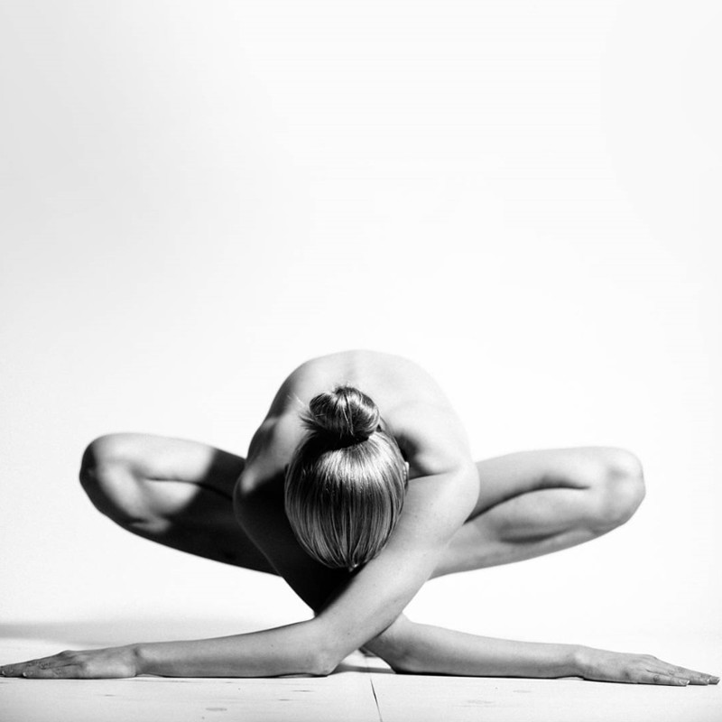 Йога без одежды: любуемся обнажённым женским телом в Инстаграме.