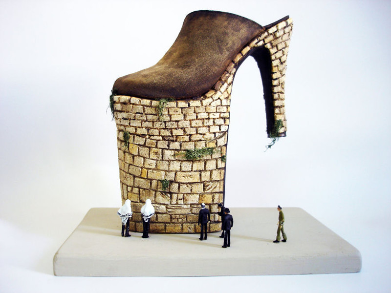 Греческий художник делает из туфель прекрасные тематические скульптуры