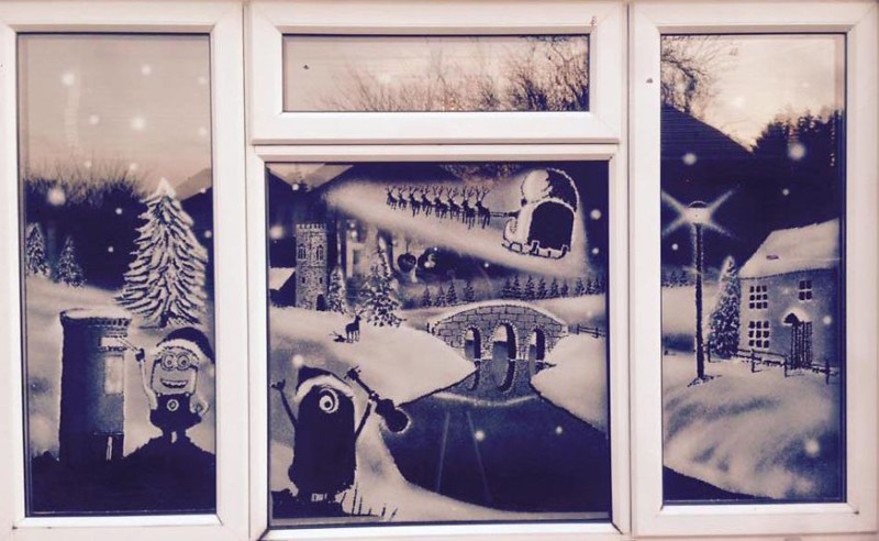 Пользователь Интернета создаёт на окнах настоящие картины с помощью "снежного" спрея
