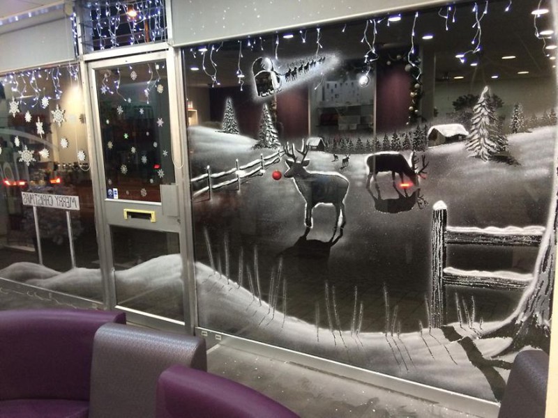 Пользователь Интернета создаёт на окнах настоящие картины с помощью "снежного" спрея