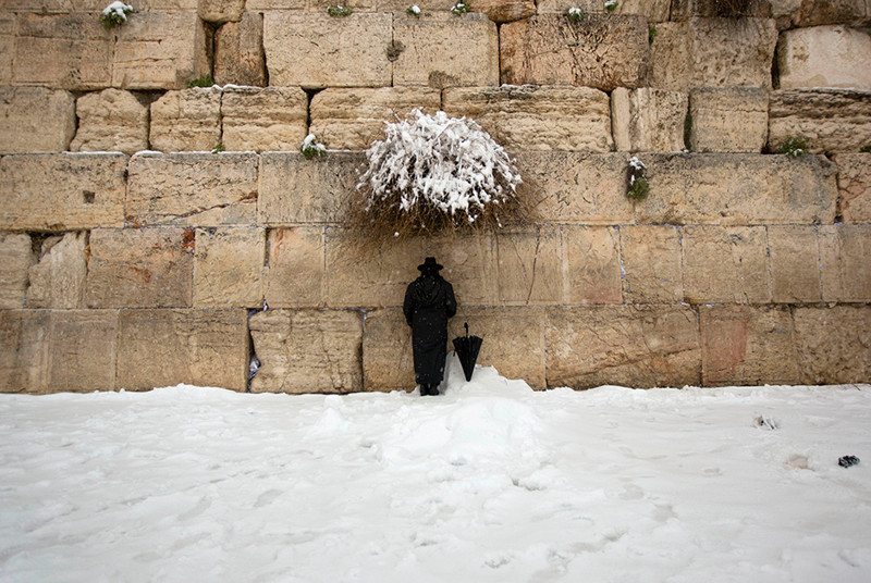 Иудей молится у стены плача, 20 февраля. В этот день по Ближнему Востоку пронесся мощный шторм со снегом, из-за которого были перекрыты все дороги, ведущие в Иерусалим.