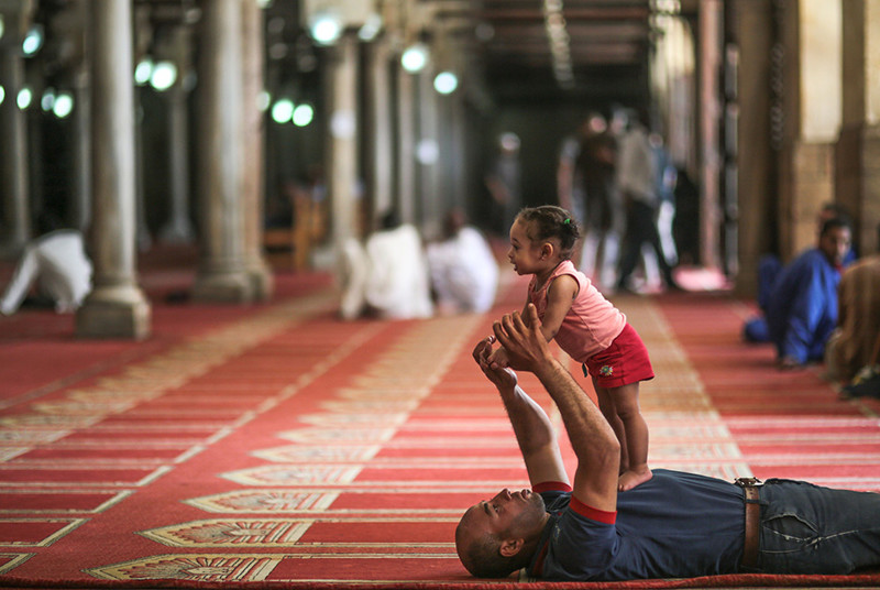 Отец играет с дочерью после дневных пятничных молитв. Каир, мечеть Аль-Азхар, 5 июня.