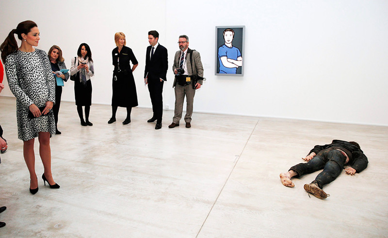 Герцогиня Кембриджская Кейт Мидлтон созерцает «автопортрет в виде утопленника» Джереми Миллара в галерее современного искусства в графстве Кент, 11 марта.