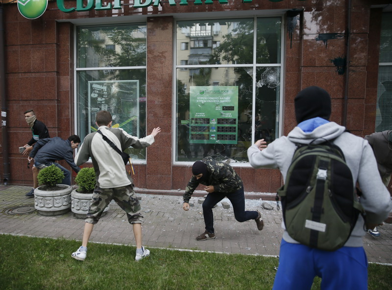 Около 150 человек блокируют работу "дочки" Сбербанка в Киеве