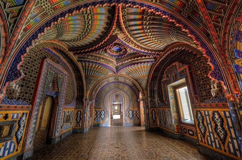 В Италии продается заброшенный замок с сотнями комнат в гипнотической мозаике (7 фото + видео)
