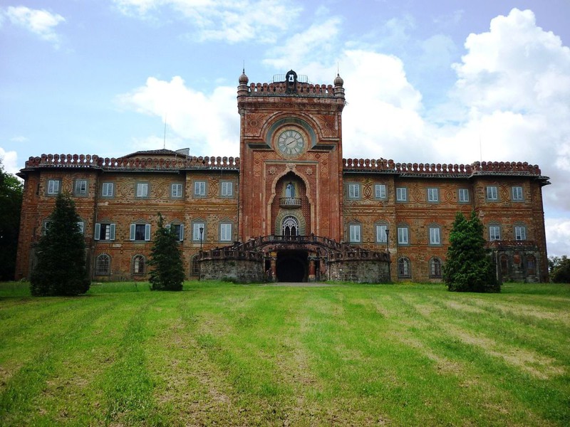 В Италии продается заброшенный замок с сотнями комнат в гипнотической мозаике (7 фото + видео)