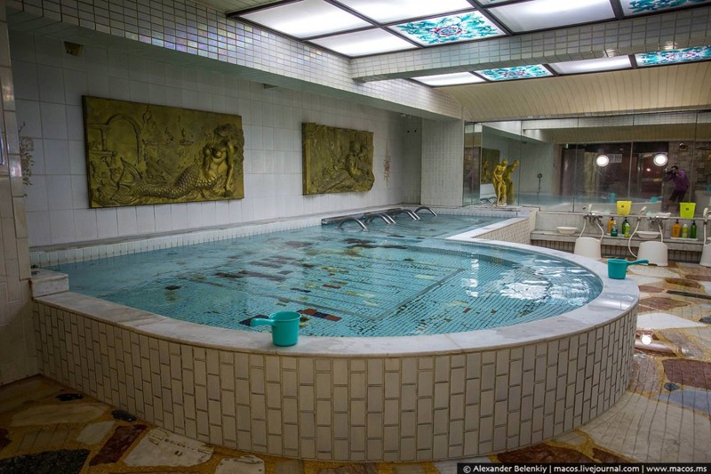 Как устроен капсульный отель и ночная баня в Японии