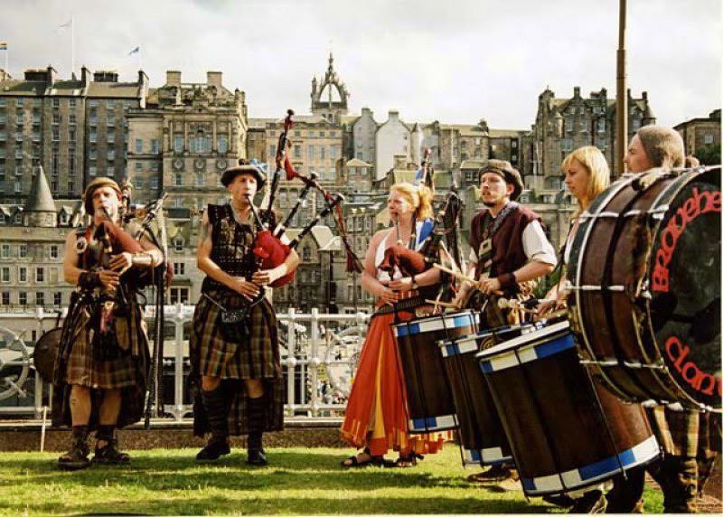Песни британии. Эдинбургский Международный фестиваль. Традиции Великобритании Эдинбургский фестиваль. Музыкальные традиции Великобритании. Музыкальные традиции Британии.