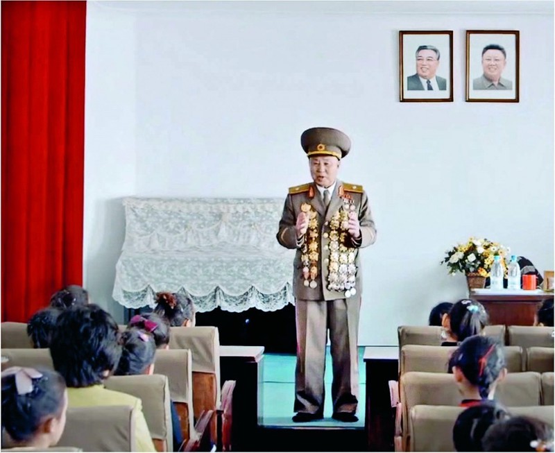 «В лучах солнца» — о съёмках докуметнального фильма о Северной Корее.