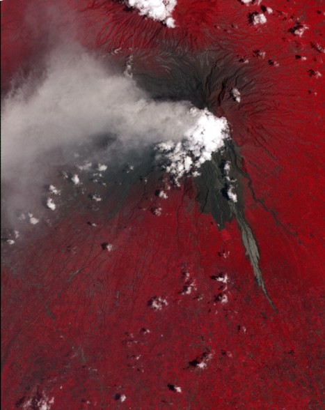 Извержение вулкана видно из космоса