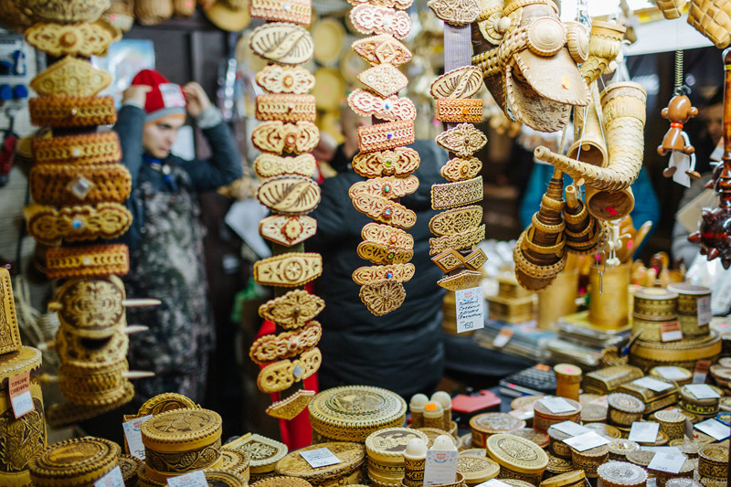 На базарах представлено большое количество сувенирной продукции. Иностранцы особенно радуются.