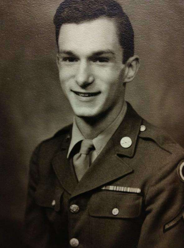 9. Рядовой первого класса Хью Хефнер в армии США в 1945 году. Он частично застал Вторую мировую войну. армия, знаменитости, факты
